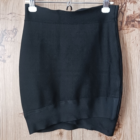 Y2K BCBG MaxAzria Body Con Cross Hem Mini Skirt Size Medium - Picture 1 of 5